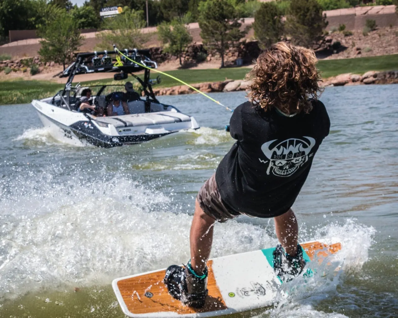 Wakeboarder i Cold Water Kids-t-skjorte