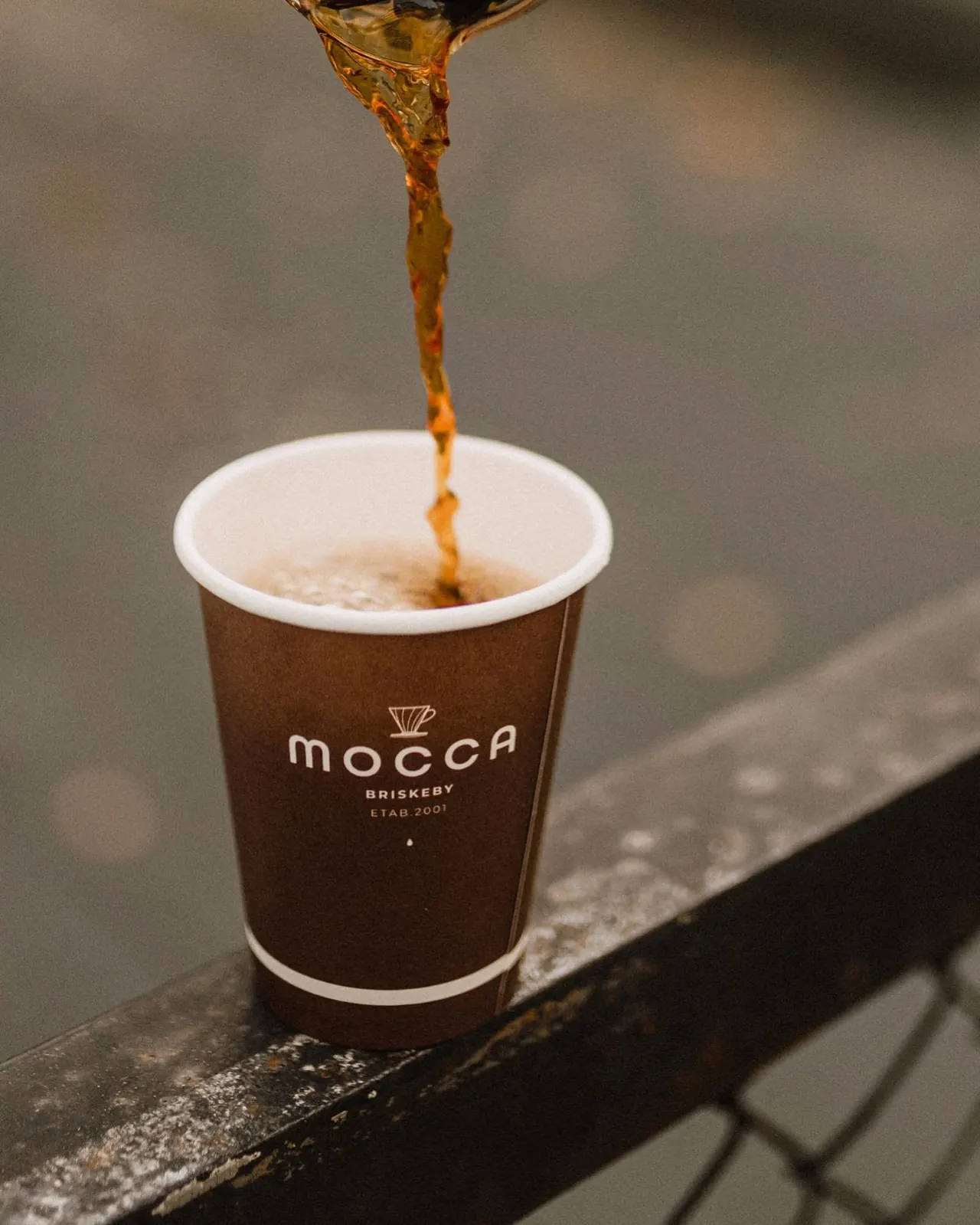 Kaffe som helles i en Mocca-kopp