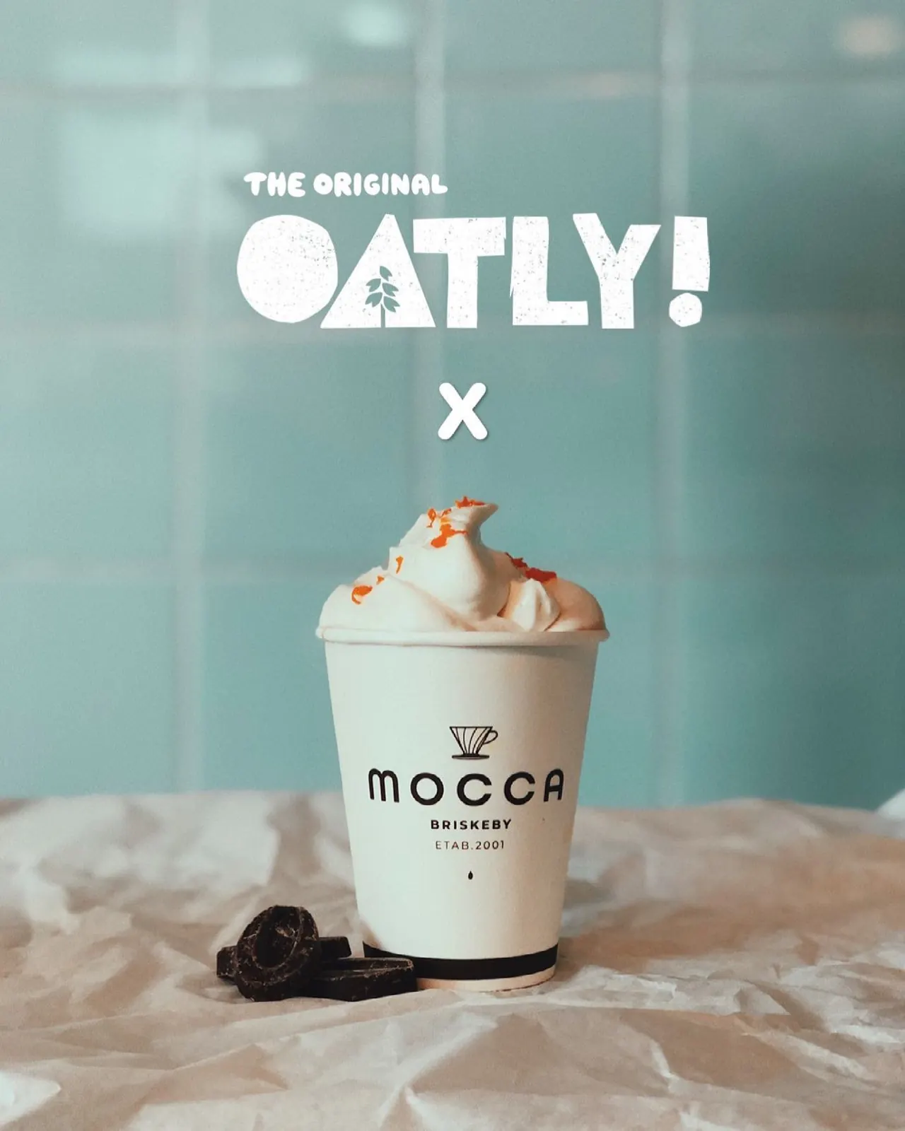 Mocca-kopp sammen med Oatly