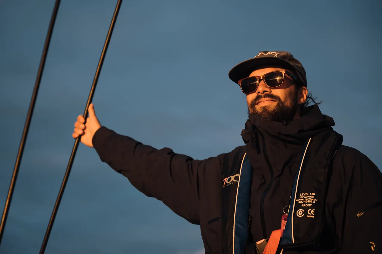 Marius på en seilbåt i kveldssol